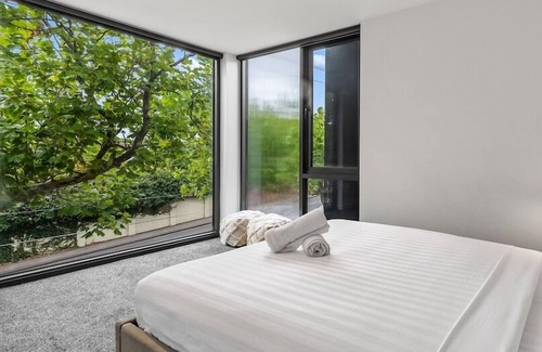 Toorak Casa | WOWSOY004 - U1 / 225 William Road SYarra · New Modern Designed 3B2BHouse+Parking