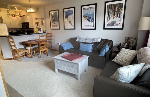 Winter Park Condominio | Winter Park Base! Zephyr Mtn Lodge 1BR Ski In-Out Condo, pasos a la góndola!