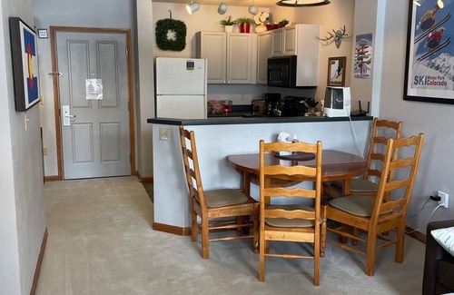 Winter Park Condominio | Winter Park Base! Zephyr Mtn Lodge 1BR Ski In-Out Condo, pasos a la góndola!