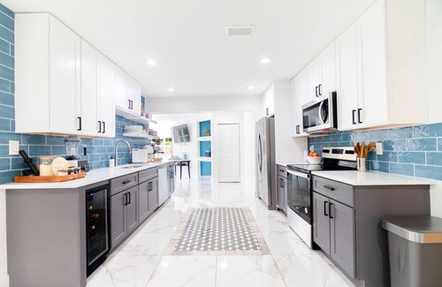 Southwest Casa | WPB Elegant 5BR with Hot Tub and Fire Pit Near Beach