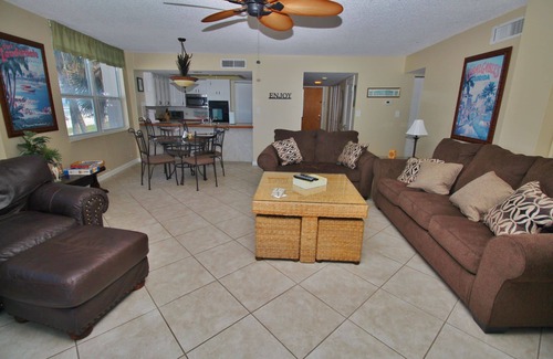 New Smyrna Beach Condominio | Amplio condominio en la playa con vista directa al mar para ti y Fido