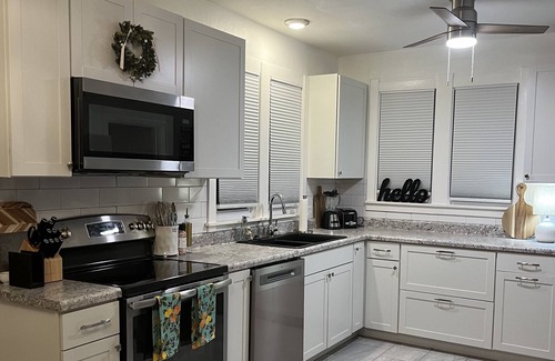 Lake Forest Estates Casa | Wren’s Hideaway Sleeps 8 Historic downtown neighborhood Charming & Relaxing