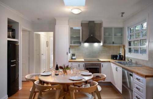 Daylesford Casa | Wrenwood Cottage- outdoor spa in serene setting