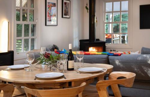 Daylesford Casa | Wrenwood Cottage- outdoor spa in serene setting