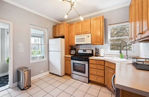 Lakeview Apartamento | Wrigley 4BR Home, Sleeps 10, Firepit
