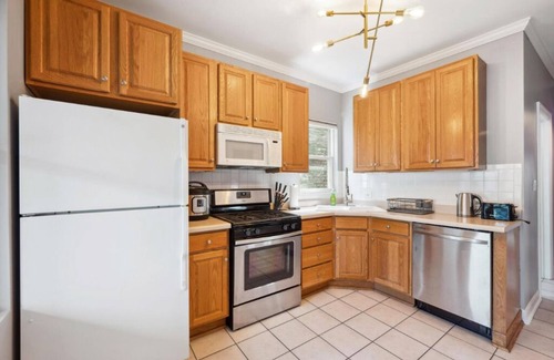 Lakeview Apartamento | Wrigley 4BR Home, Sleeps 10, Firepit