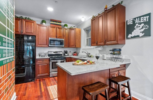 Wrigleyville Apartamento | Wrigley Field Views & Cubs Vibes – Stay Across the Street!