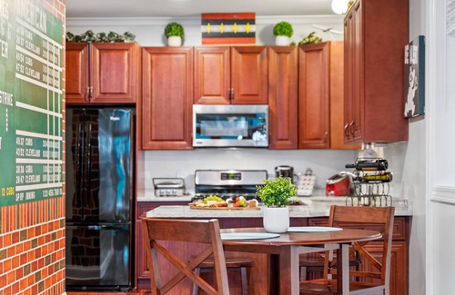 Wrigleyville Apartamento | Wrigley Field Views & Cubs Vibes – Stay Across the Street!