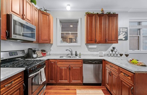 Wrigleyville Apartamento | Wrigley Field Views & Cubs Vibes – Stay Across the Street!