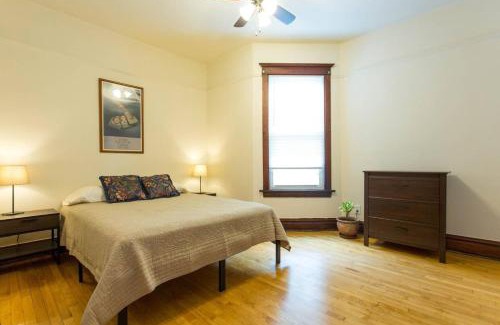 Lakeview Apartamento | Wrigley Oasis! Steps from the Field! - 3BD 1BA