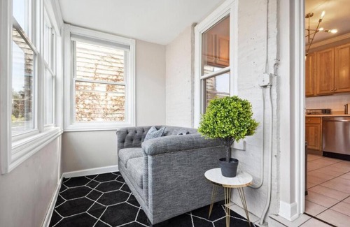 Wrigleyville Apartamento | Wrigleyville 2BR w/Parking, Firepit & Workspace for Remote Work
