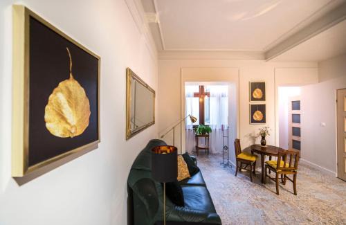 Wesoła Zachod Apartamento | WSPANIAŁY, Stylowy Apartament w Sercu Starego Miasta
