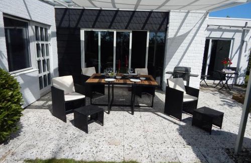 Bruinisse Casa | Wunderschoenes-freistehendes-Ferienhaus-an-der-See-Sauna-Strand-Yachthafen-WLAN