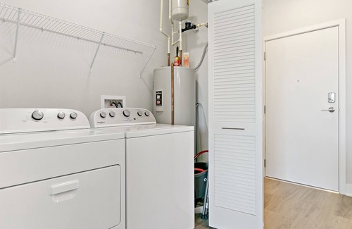 Warrenville Apartamento | WV1 Modern Living 1BR Apt w/ In-Unit Laundry