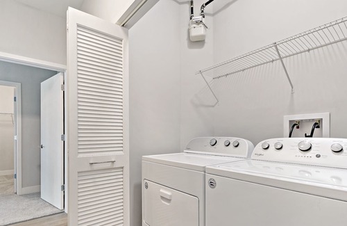 Warrenville Apartamento | WV2 2BR Modern Living in Serene Scene