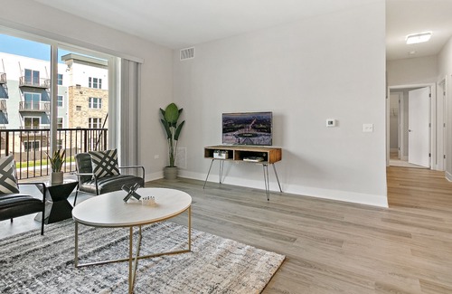 Warrenville Apartamento | WV2 2BR Modern Living in Serene Scene
