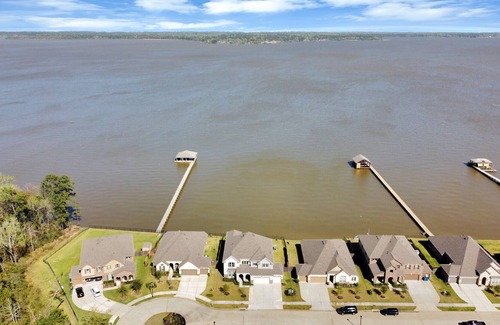 Lake Houston Casa | WWL Stunning LAKEFRONT 6-bedroom 4.5 bath home 34 minutes from Downtown