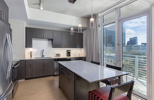 West End Complejo | Wyndham Austin Studio – Downtown Views, Rooftop Pool & Walkable Fun