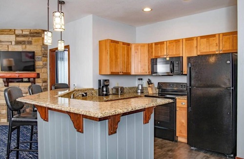 Lake Delton Condominio | Wyndham Glacier Canyon |2BR/2BA King Suite w/ Balc