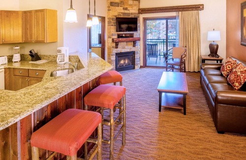Lake Delton Condominio | Wyndham Glacier Canyon Resort and Waterpark