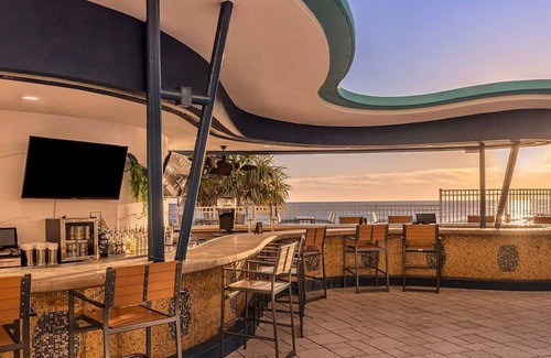 Seabreeze Historic District Complejo | Wyndham Ocean Walk - 1 Bedroom Deluxe with a Balcony - Sleeps 4! Beach Resort