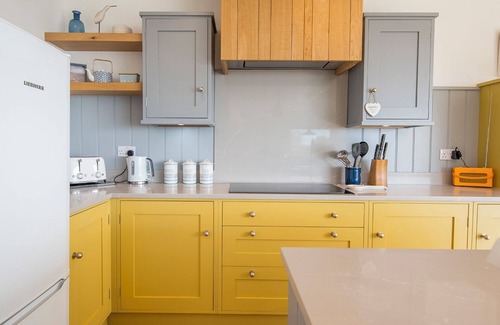 Penycwm Cabaña | Wyndhurst, Holiday Cottage Newgale, Sleeps 8, 4 bedrooms, bathrooms