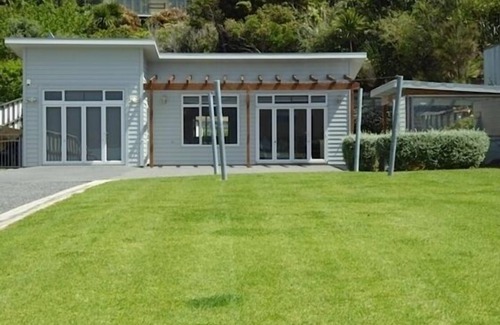 Coromandel Casa | Wyuna Bay Waterfront Bach - Coromandel Harbour