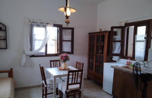 Charouda Apartamento | Xenonas: an apartment in a garden for up to 5 persons in Mani