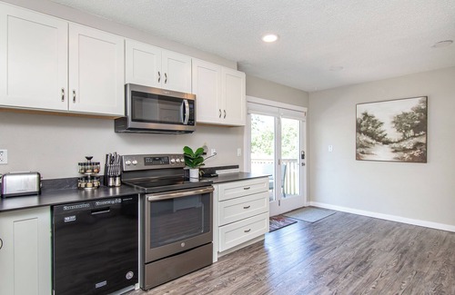 Moorhead Casa | XL Fenced Yard I 4 min to MSUM I Grill I Games