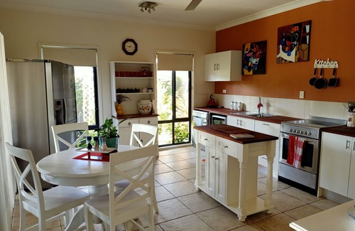 Oxenford Apartamento | XL Popular Retreat on River near Warner Brothers Theme Parks