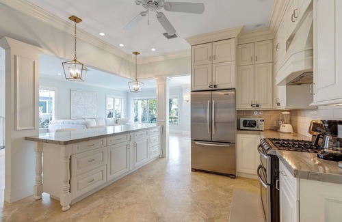Birch Park Finger Streets Casa | XMAS Available, Deckland Beach House, 2 mins to the Beach. Family Pool Home!