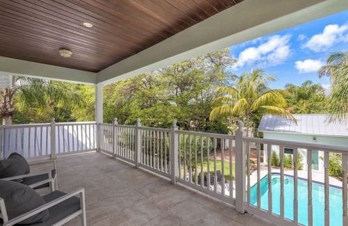 Birch Park Finger Streets Casa | XMAS Available, Deckland Beach House, 2 mins to the Beach. Family Pool Home!