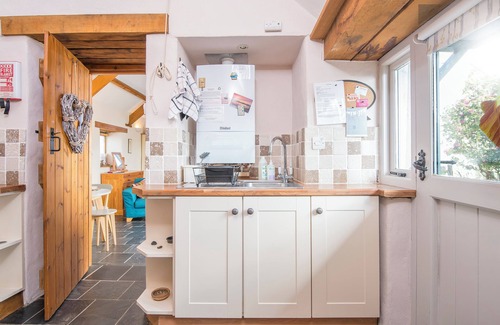 Newport Cabaña | Y Sied, Holiday Cottage Newport, Sleeps 2, 1 bedrooms, bathrooms
