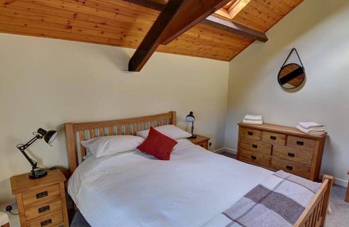 Caersws Casa | En una fila de casas de campo recientemente renovadas, Y Stabl es una propiedad de dos pisos en el extremo y ofrece un