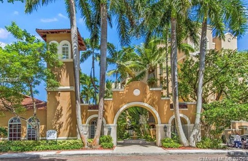 Aventura Apartamento | Apartamento Yacht Club en Aventura ~ Bellamente actualizado primer piso junto a la piscina