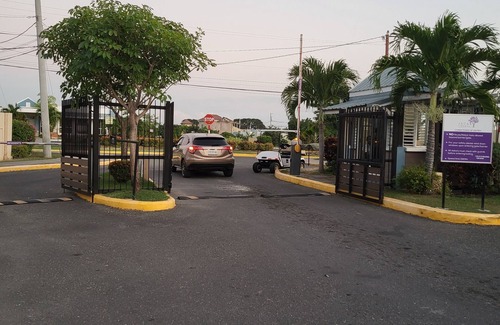 Spanish Town Casa | Yahweh's house Spacious Town house gated community. Near gas station supermarket