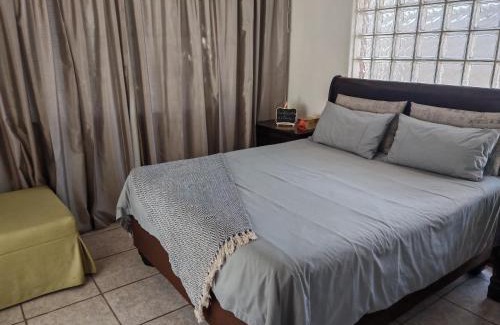Edenvale Apartamento | Yakhe self-catering Cozy styled 1 bedroomed