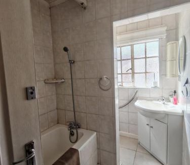 Edenvale Apartamento | Yakhe self-catering Cozy styled 1 bedroomed