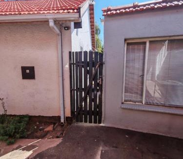 Edenvale Apartamento | Yakhe self-catering Cozy styled 1 bedroomed