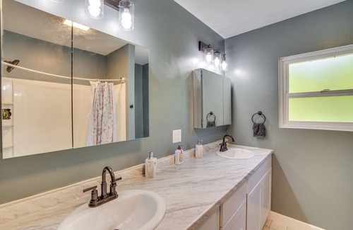 Yakima Casa | Yakima Home Rental: Seasonal Outdoor Pool, Hot Tub
