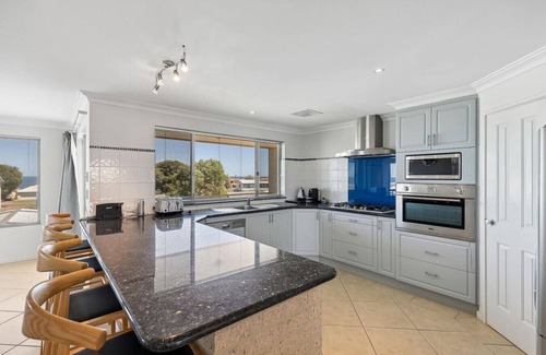 Ledge Point Casa | Yakkan Lodge Holiday Home
