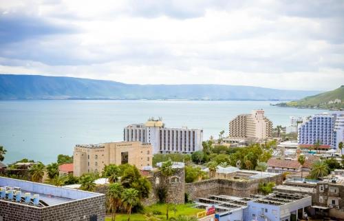 Tiberias Old City Apartamento | YalaRent Migdalor Apartments with Sea Views Tiberias