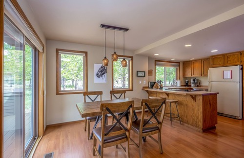 Deer Park Casa | YANK01 - Cozy Home, Gas Fireplace, Dog Friendly