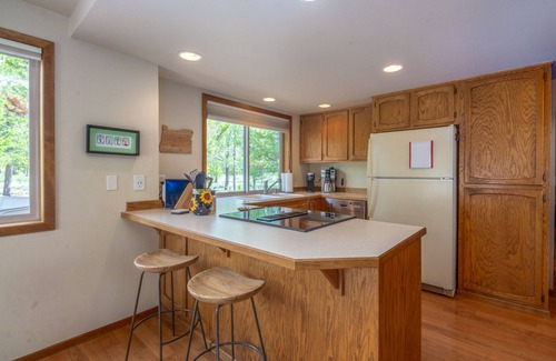 Deer Park Casa | YANK01 - Cozy Home, Gas Fireplace, Dog Friendly