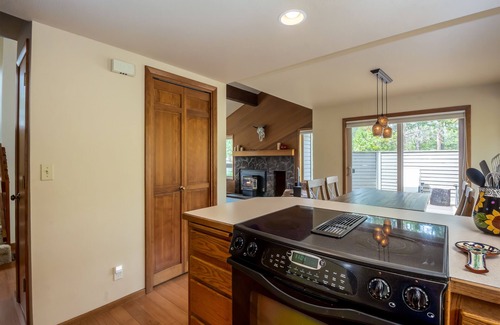 Deer Park Casa | YANK01 - Cozy Home, Gas Fireplace, Dog Friendly