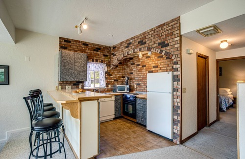 Historic Bayfront Condominio | Yaquina Bay Views! Restaurants, Shops, Walk to Everything!