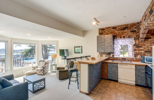 Historic Bayfront Condominio | Yaquina Bay Views! Restaurants, Shops, Walk to Everything!