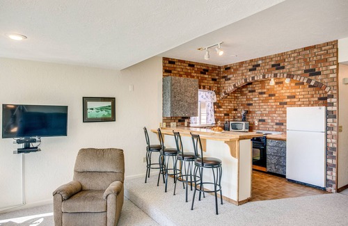 Historic Bayfront Condominio | Yaquina Bay Views! Restaurants, Shops, Walk to Everything!