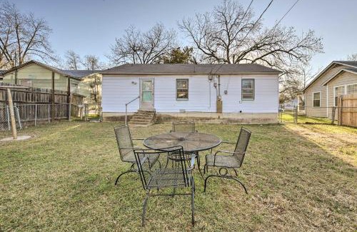 Temple Casa | Yard with BBQ Pit Getaway Near Dtwn Temple!