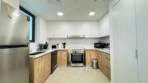 Abu Dhabi Apartamento | Yas Garden Luxe 4BR - Luxury Stay with Cozy Garden Space Near Yas Mall & Marina